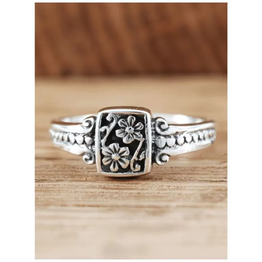 NWT White Gold Plated Vintage Carved Flower Boho Ring